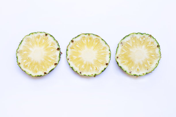 白色背景上的菠萝。图片下载