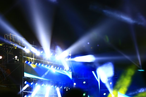 舞台灯光效果在黑暗中，特写图片图片下载