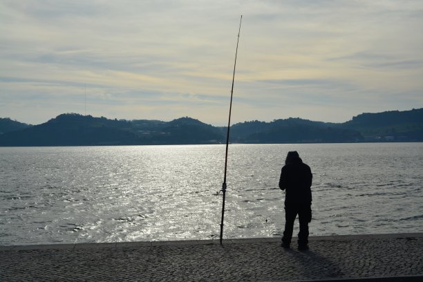 人钓鱼图片下载