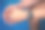 男性手和手臂的特写戴着黑色自动钢手表。图片下载