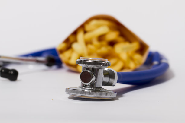 炸薯条和听诊器，受高热量食物困扰，健康问题图片下载