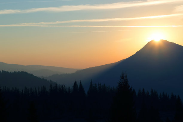 山顶上多汁的日出图片下载