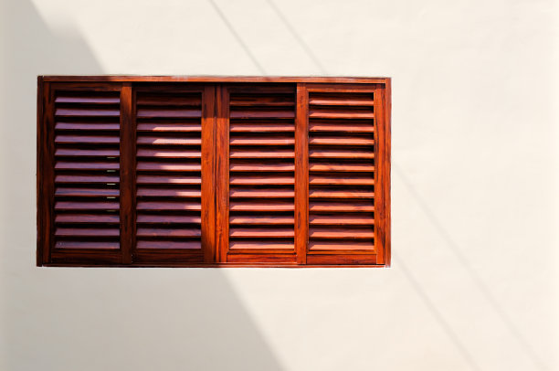 一堵白色的墙和一扇棕色的窗户图片下载