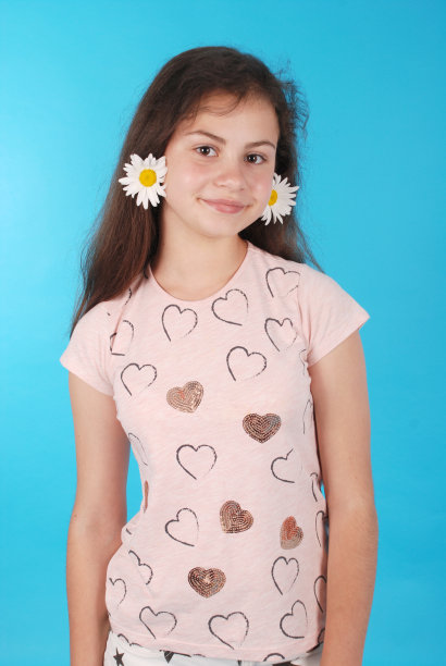 戴着洋甘菊耳环的漂亮姑娘。图片下载