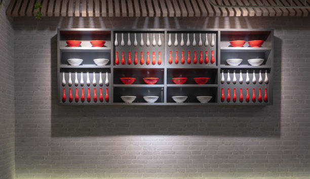 灰砖墙上的红白瓷碗勺架，用于室内装饰。图片下载