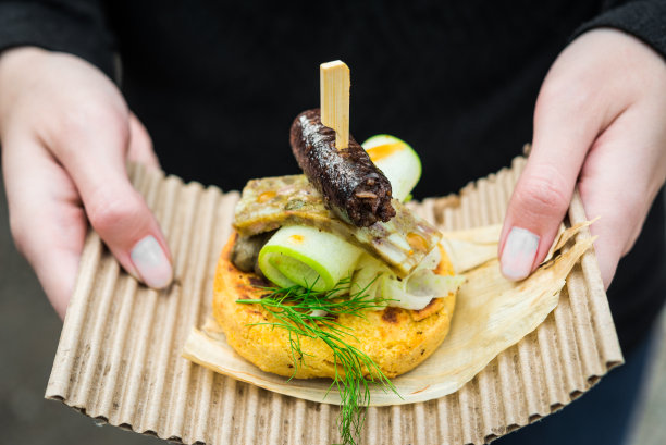 美食玉米饼，传统哥伦比亚玉米肉饼，血肠，头芝士，西葫芦和酱汁在街头食品市场节的特写照片图片下载