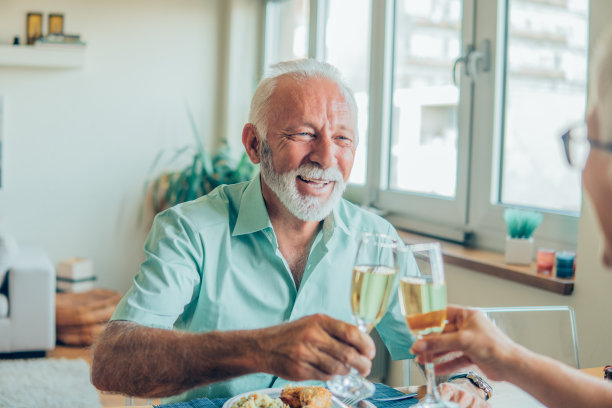 老年人喝酒图片下载