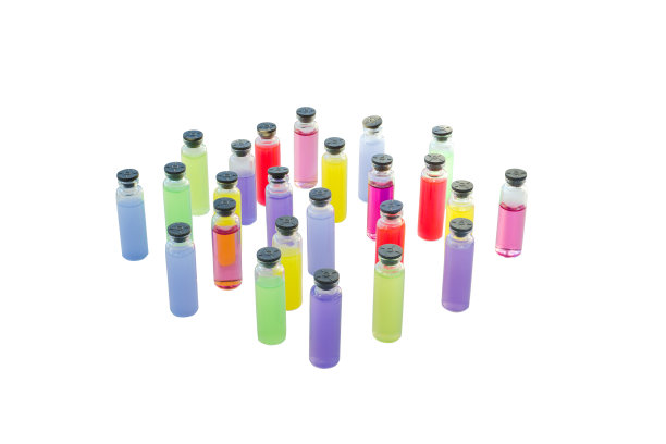 不同的实验室玻璃器皿与彩色液体和反射隔离在白色图片下载