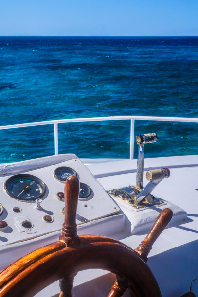 老式游艇方向盘与海景船长室照片（旅游设计素材）图片下载