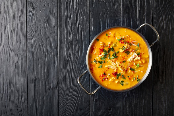 金属锅里的南瓜鸡胸汤图片下载