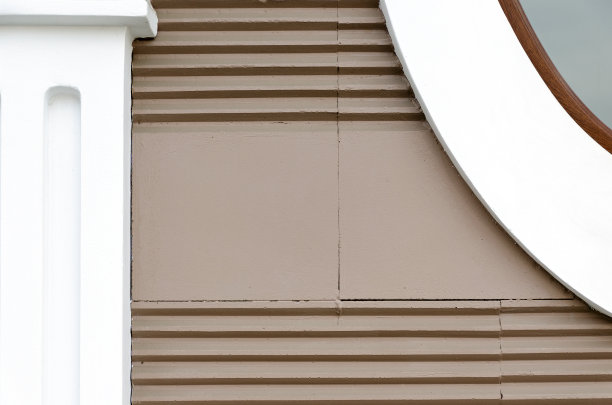 建筑墙壁为棕色，带有水平条纹，立面元素——形状简单的壁柱。图片下载