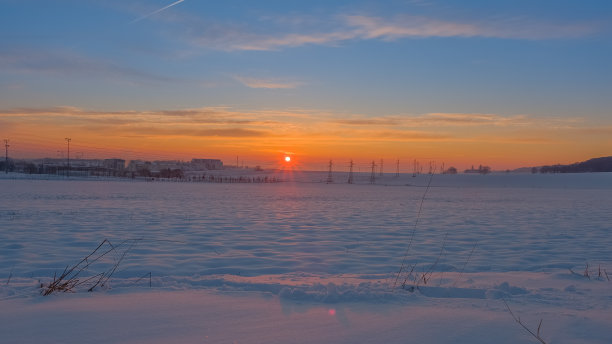 雪城上空的日出图片下载