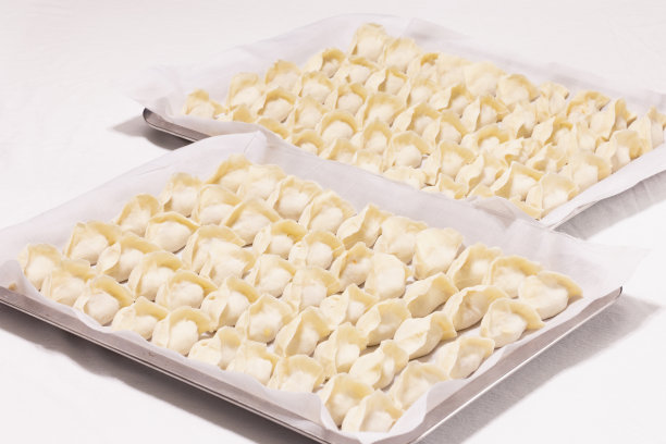 刚包好的饺子摆放整齐。图片下载