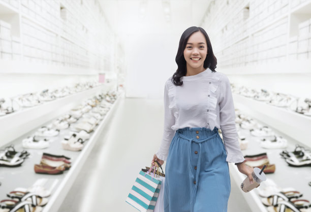 亚洲妇女在时尚商店喝酒和购物图片下载