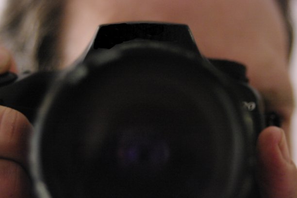 相机的头部与摄影师的底部图片下载