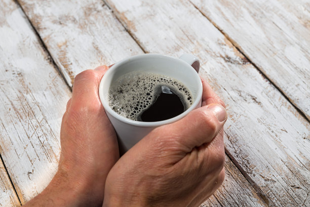 白色杯子和咖啡在旧木桌上图片下载