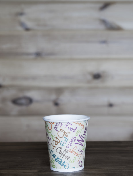 木桌上空纸杯，木质模糊背景。图片下载