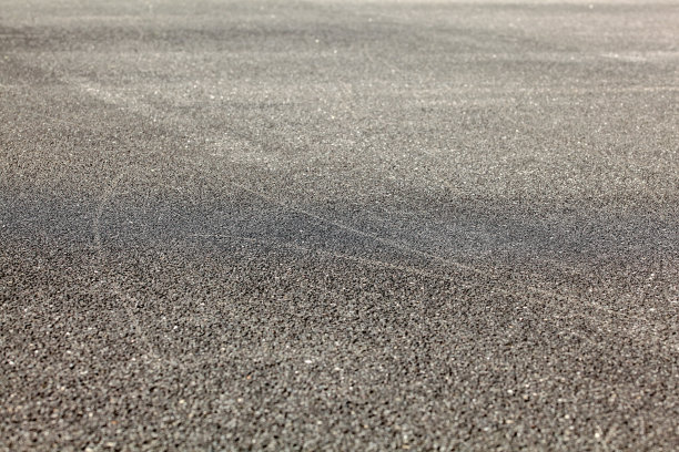 低角度沥青路面细节。抽象的城市背景。图片下载