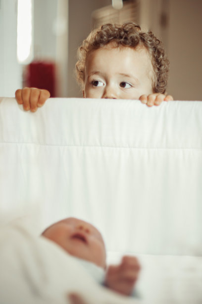 小男孩和哥哥图片下载