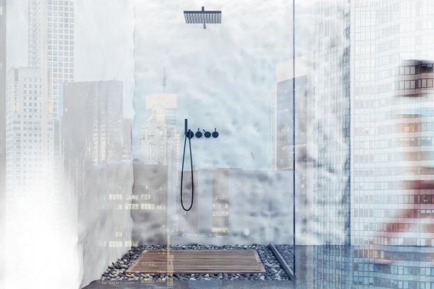 白色瓷砖和粗糙的墙壁淋浴，女人图片下载