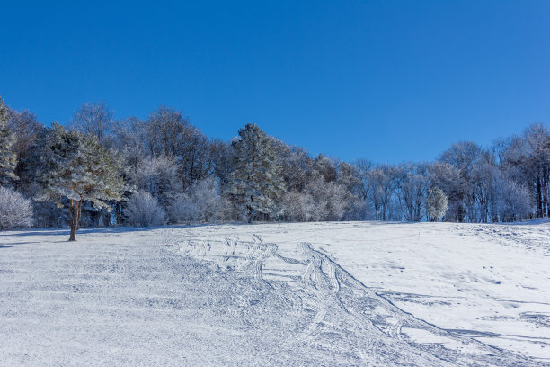 冬天的景观有雪坡，可以在清晨使用雪橇、油管和雪地摩托图片下载