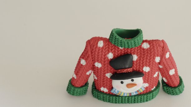 红色和绿色的装饰毛衣，前面有雪花雪人图片下载