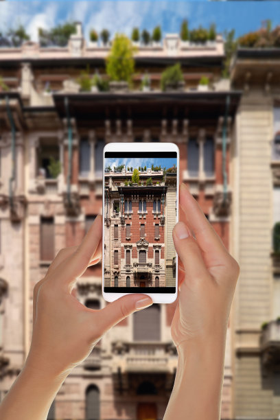 游客拍下米兰老建筑的照片图片下载