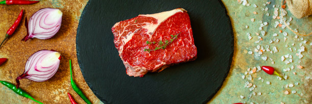 加香料的烤牛排。顶部视图与复制空间图片下载