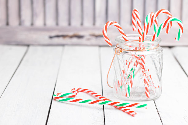 玻璃罐里有很多棒棒糖。光照片。圣诞装饰品。空间的文本。图片下载