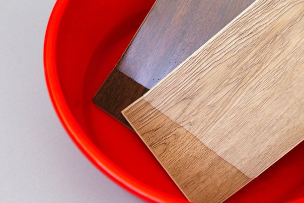 检查水中的镶木地板图片下载