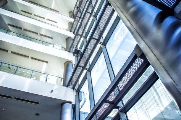 大型商业中心的现代建筑。图片下载