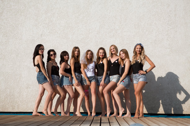 快乐美丽的女朋友们喝着香槟，在户外的单身派对上度过美好的时光。图片下载