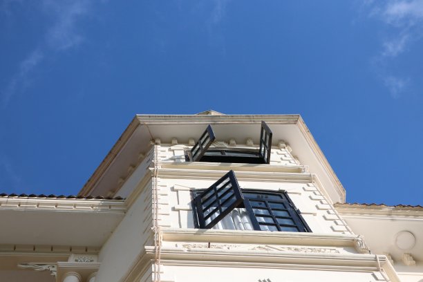 现代建筑的窗户与风在蓝天的背景图片下载