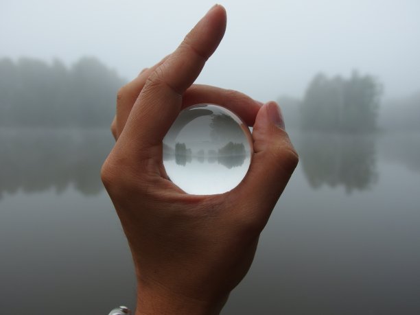大自然把水装在一个神奇的玻璃球里图片下载
