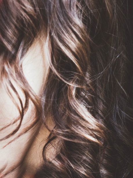 深色卷发背景图片下载