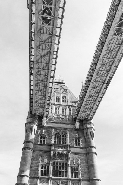 黑白相间的塔桥图片下载