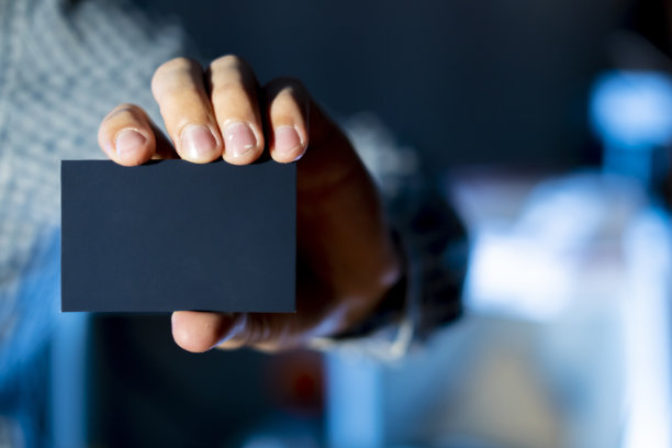 商人持有一个空的商业名片与副本空间f图片下载