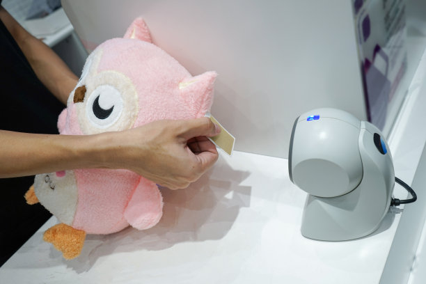 销售点的例子和present;猫头鹰粉娃娃是扫描条形码在玩具零售销售。图片下载