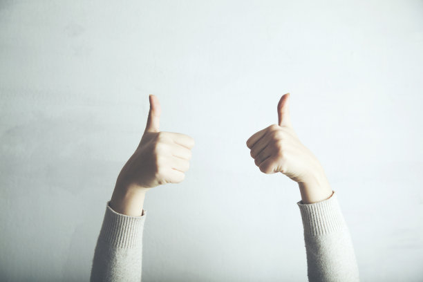 女人用手做着积极的手势图片下载