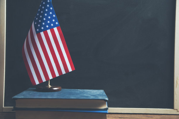 书上印着美国国旗和玻璃图片下载