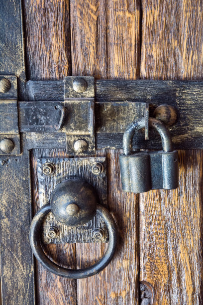 详细的一个旧的木制大门铁锁图片下载