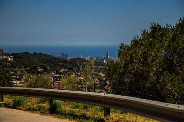 从乡村道路看城市图片下载