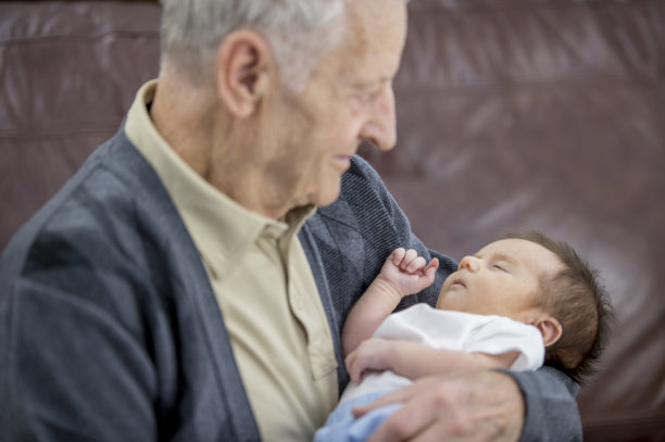 抱着他的孙子图片下载