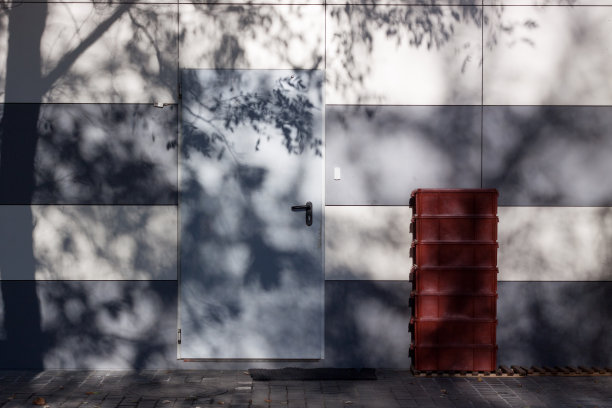 仓库的金属门与树荫图片下载