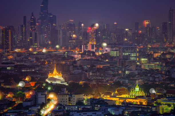 金山在Wat Ratcha Wora Maha Wihan和Lohaprasat在Wat Ratchanatdaram Worawihan是曼谷的地标，泰国曼谷的城市景观背景。图片下载