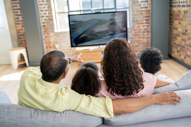 幸福的一家人在家里一起看电视图片下载