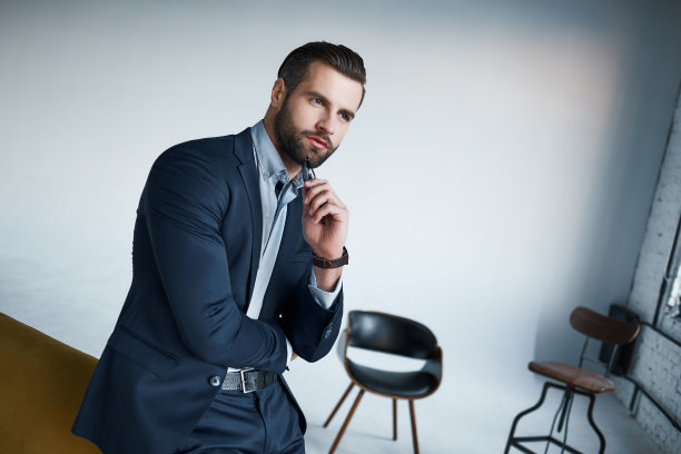 年轻时髦的大胡子男子的工作室照片图片下载