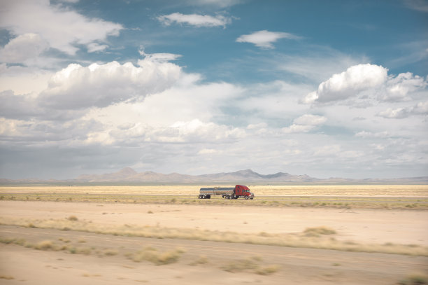 美国沙漠景观卡车图片下载