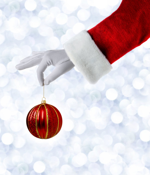 圣诞老人拿着红色的圣诞装饰品图片下载