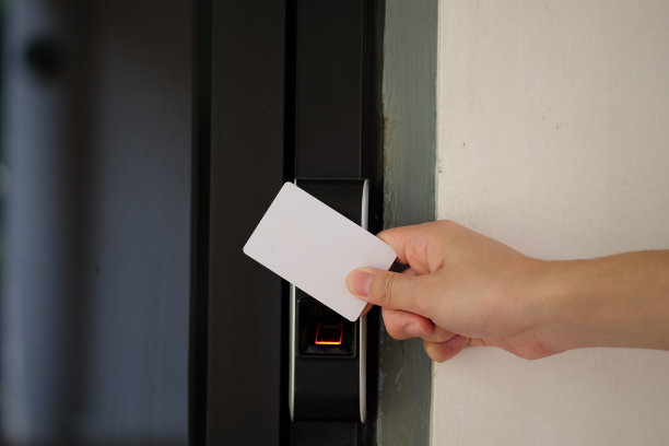 带钥匙卡的生物指纹扫描仪。图片下载